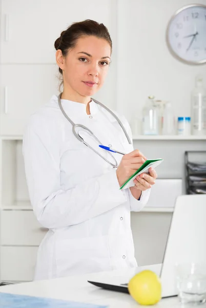 Female Doctor Having Productive Day Helping Her Office — Stock Photo, Image