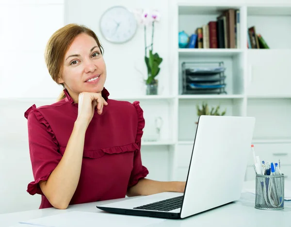 Attractive Young Woman Sitting Office Working Laptop Indoors — Stock Photo, Image