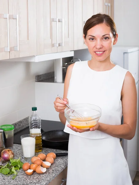 Portrait Smiling Young Woman Cooking Egg Omelet Kitchen Home — Stock Photo, Image