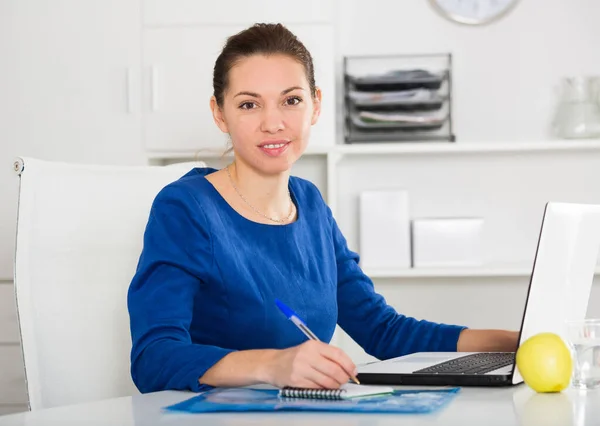 Vrouwelijke Werknemer Met Een Productieve Werkdag Functie — Stockfoto