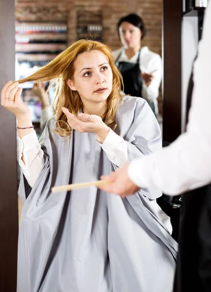 Sad Girl Telling Hairdresser She Does Her Hairstyle — Stock Photo, Image