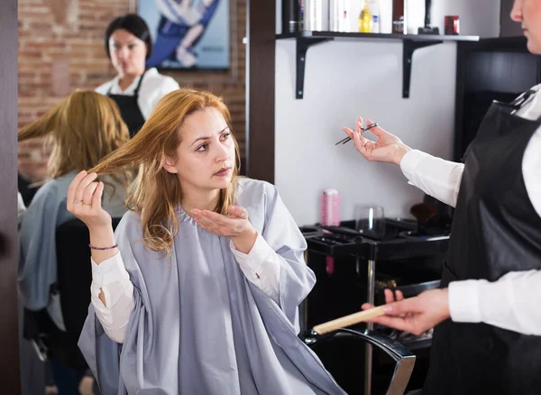 Young Woman Upset Work Hair Stylist Her Hairdo Hairdress Salon — Stock Photo, Image
