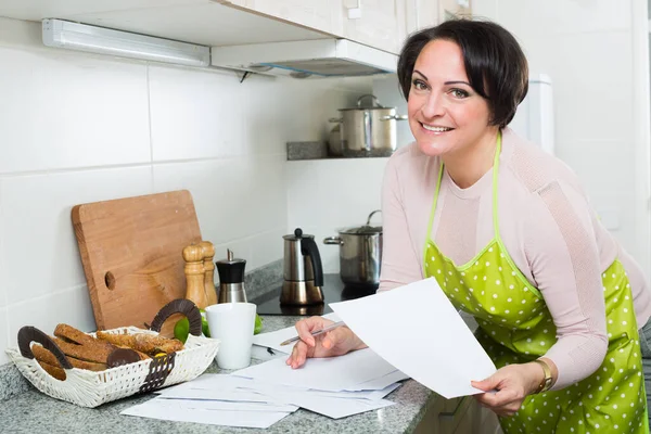 Šťastná Brunetka Žena Žádající Bankovní Úvěr Kuchyni — Stock fotografie