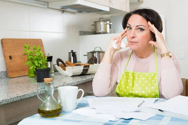 Mujer Miserable Mediana Edad Con Documentos Financieros Mesa Cocina — Foto de Stock