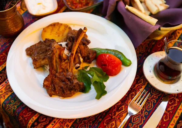 Traditional Turkish Dish Lamb Ribs Called Kuzu Pirzola Vegetables — Stock fotografie