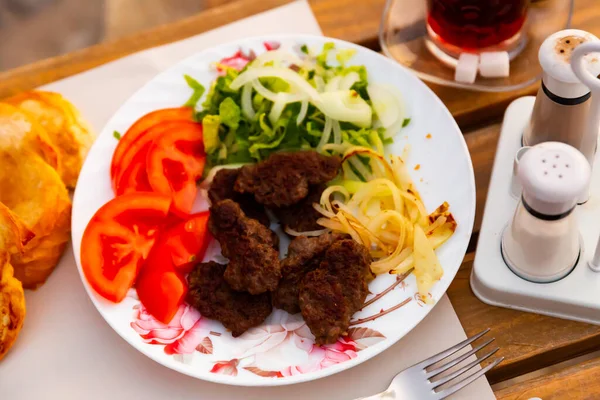 Grilled Inegol Kofte Lamb Served Vegetable Garnish Traditional Turkish Cuisine — Stock Photo, Image