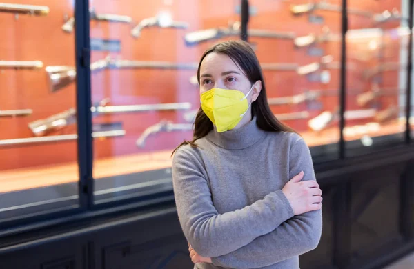 Historia Buff Kvinna Skyddande Mask Undersöka Med Intresse Antika Vapen — Stockfoto