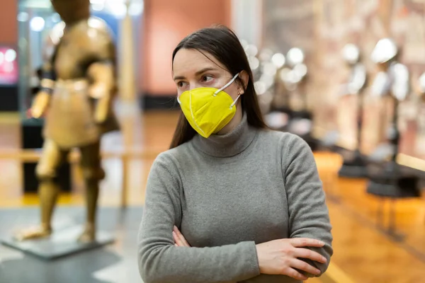 Retrato Morena Adulta Interessada Vestindo Máscara Protetora Visitando Exposição Armadura — Fotografia de Stock