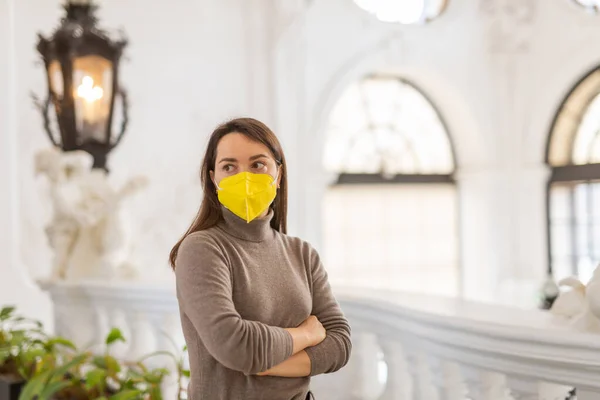 코로나 바이러스가 유행하는 궁전을 관심있는 보호용 마스크를 착용하고 장식에 감탄하는 — 스톡 사진