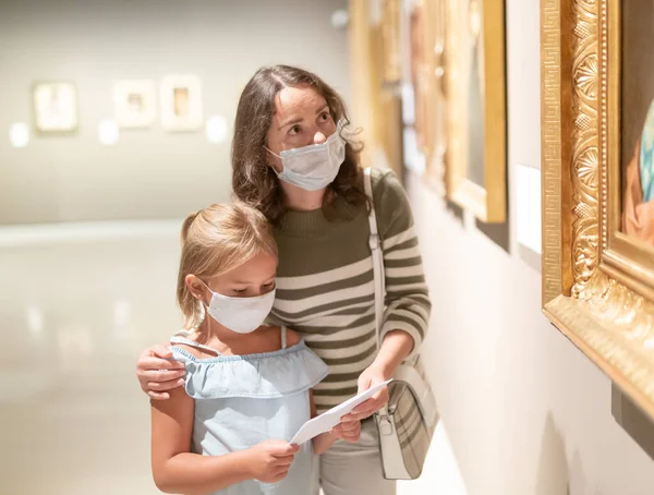 Maman Fille Dans Des Masques Protecteurs Lors Une Visite Musée — Photo