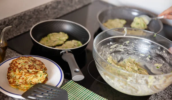 Proces Van Gekookte Lekkere Courgettepannenkoeken Koekenpan Keuken — Stockfoto