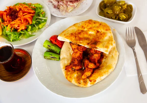 传统的鸡肉串 玉米片和炖菜 土耳其菜 — 图库照片