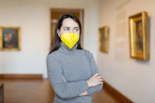 보호용 마스크를 작품을 감상하는 관심있는 미술관에 전시중이다 코로나 바이러스 유행병 — 스톡 사진