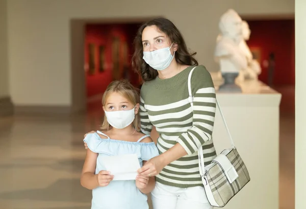 Μαμά Και Κόρη Της Προστατευτικές Μάσκες Μια Ξενάγηση Στο Μουσείο — Φωτογραφία Αρχείου
