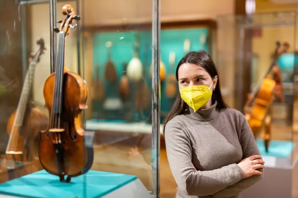Mujer Joven Interesada Usar Mascarilla Protectora Viendo Colecciones Instrumentos Musicales — Foto de Stock
