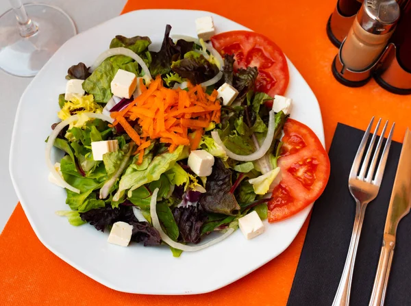 レタスの葉 トマト 玉ねぎ チーズとすりおろしたニンジンから作られた軽い野菜サラダ — ストック写真