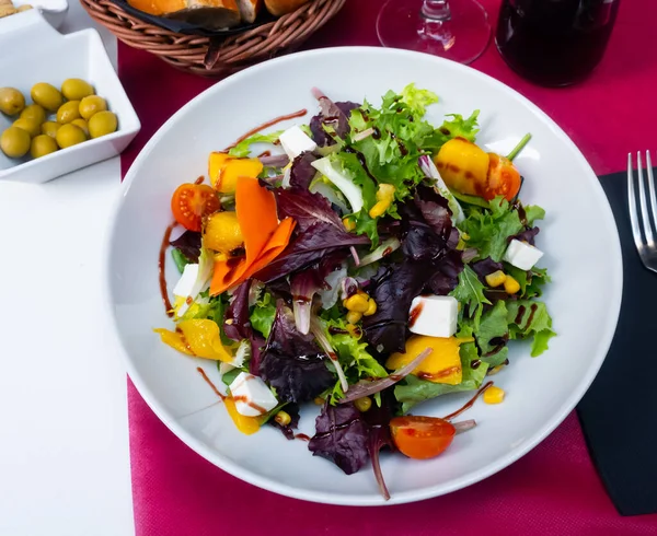 Leckerer Salat Aus Frischem Gemüse Mit Tomaten Mais Reifen Mangoscheiben — Stockfoto