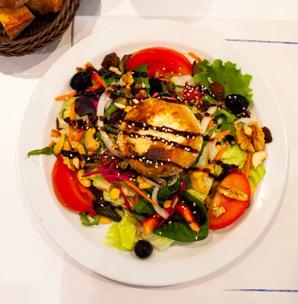 Lezzetli Hafif Sebze Salatası Domateslerden Marullardan Cevizlerden Kuru Üzümlerden Doğranmış — Stok fotoğraf