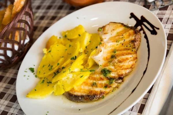 Lezzetli Balık Yemeği Yeşil Sos Patatesle Servis Edilen Kötü Morina — Stok fotoğraf