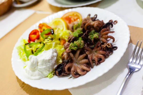 Mini Calamares Marinados Con Rodaja Limón Ensalada Verduras — Foto de Stock