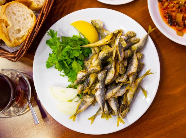 Gebratene Fischbarbe Mit Zitrone Und Kräutern Auf Einem Keramikteller — Stockfoto