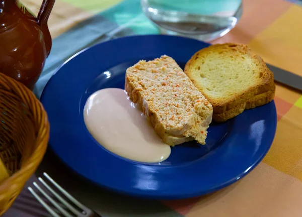 焼きたての魚のパテとトーストパンとソースの部分 — ストック写真