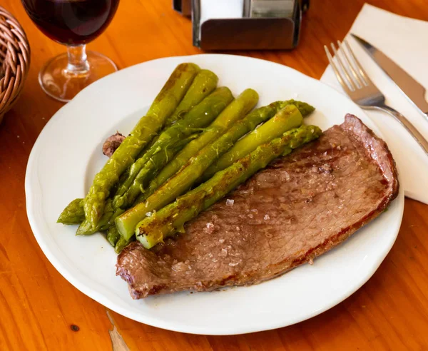 Spicy Well Done Roasted Veal Steak Served Asparagus — Stock Photo, Image