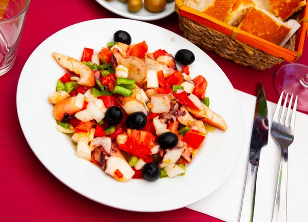 Salaatti Salpicon Marisco Oliivien Katkarapujen Mustekalan Simpukoiden Kurkkujen Kanssa — kuvapankkivalokuva