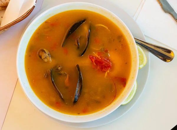 白鉢で提供されるムール貝とエビのおいしいシーフードスープ — ストック写真