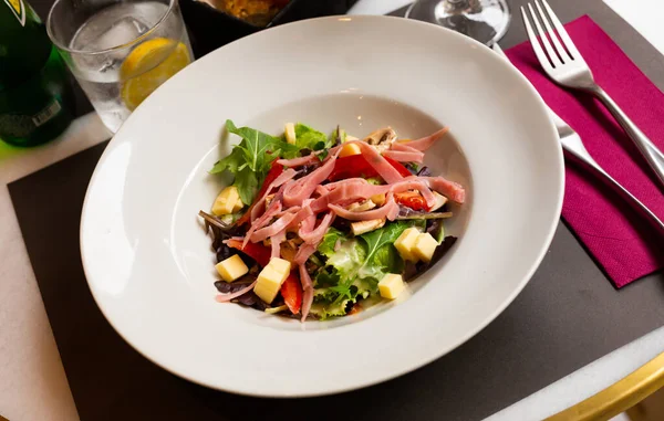 Heerlijke Parijse Salade Met Rauwe Champignons Dunne Gesneden Ham Emmentaler — Stockfoto