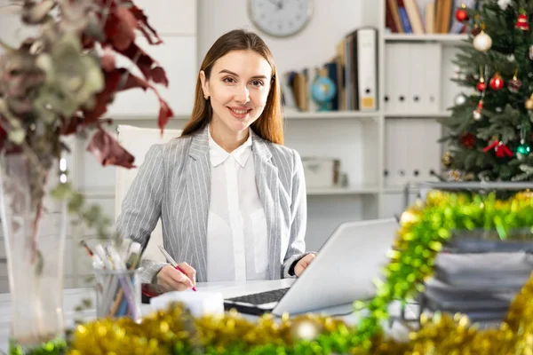 Porträt Einer Erfolgreichen Geschäftsfrau Die Weihnachten Mit Papierkram Und Laptop — Stockfoto