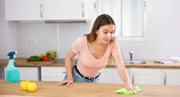Mujer Sonriente Lavando Parte Superior Mesa Cocina Durante Limpieza Apartamento —  Fotos de Stock