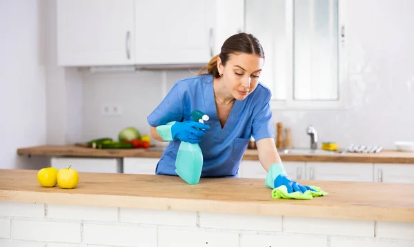 Επαγγελματικό Καθαριστικό Σκουπίζει Τραπέζι Στην Κουζίνα Ένα Κουρέλι — Φωτογραφία Αρχείου
