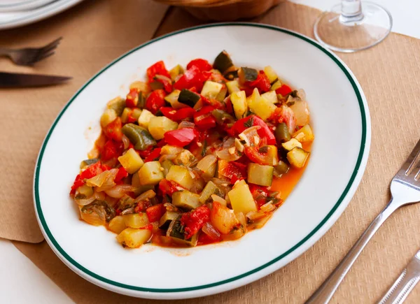 煮込み野菜のプレート ピーマン ズッキーニとパセリ — ストック写真