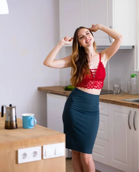 Счастливая Улыбающаяся Женщина Танцует Кухне Дома — стоковое фото