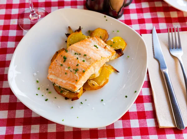 Bakad Laxfilé Med Potatis Och Lök Högkvalitativt Foto — Stockfoto