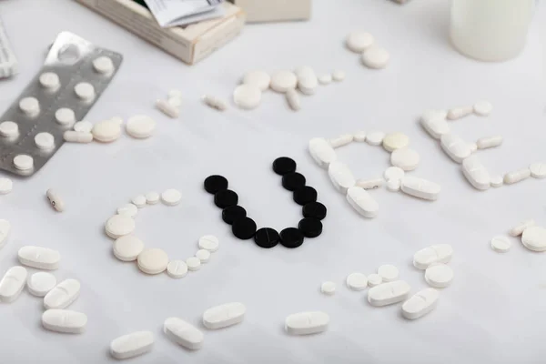 Různé Pilulky Kapsle Tvořily Slovo Cure Bílém Pozadí Koncept Lékařské — Stock fotografie