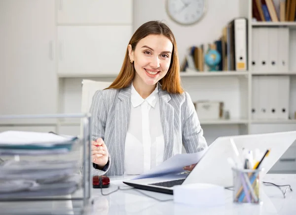 Χαμογελαστή Εργαζόμενη Γυναίκα Που Εργάζεται Στο Σύγχρονο Γραφείο Έγγραφα Και — Φωτογραφία Αρχείου