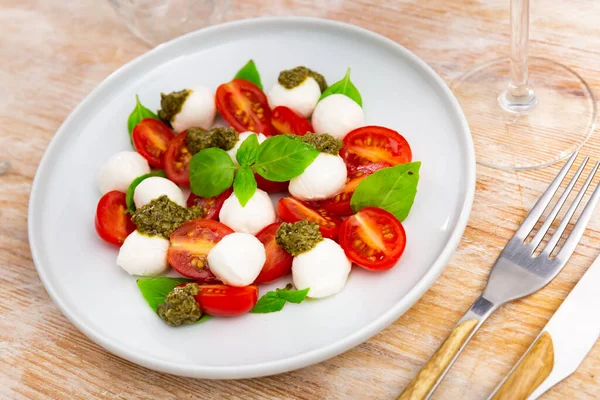 Caprese Salad Basil Pesto Sauce Served Plate Traditional Italian Salad — Stock Photo, Image