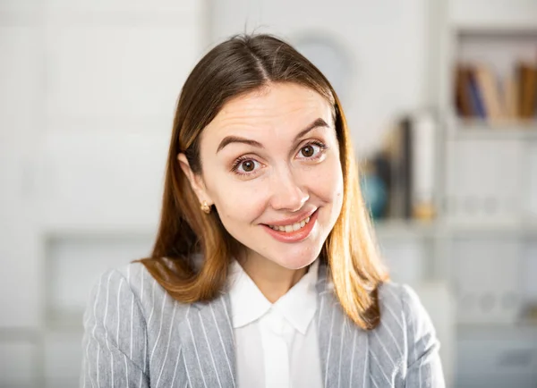 Affärskvinna Uttrycker Olika Känslor När Arbetar Kontoret — Stockfoto