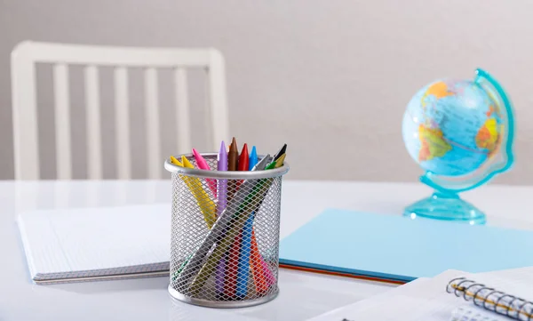 Primer Plano Lápices Color Tiza Cera Globo Cuadernos Material Escolar — Foto de Stock
