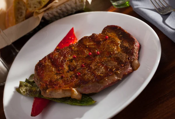 Pikantní Dobře Udělaný Pečený Telecí Steak Podávaný Dušenými Fazolemi Červenou — Stock fotografie