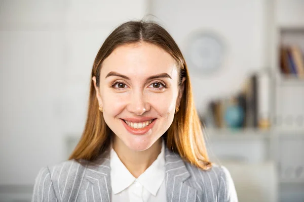 Portret Pozytywnej Młodej Pracowniczki Biurowej Patrzącej Kamerę Uśmiechającej Się — Zdjęcie stockowe