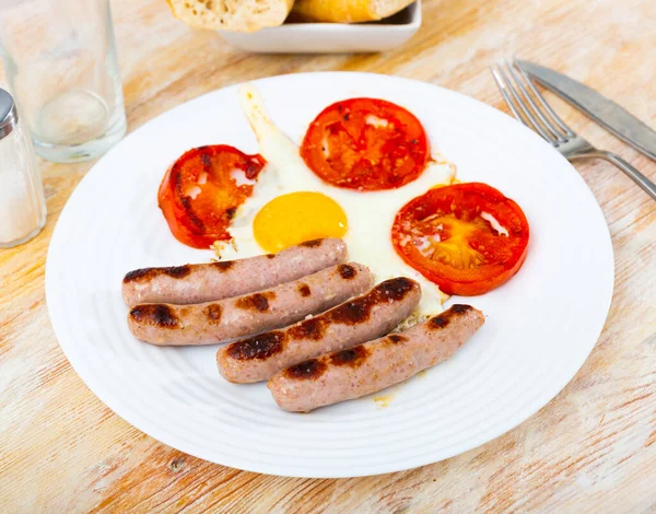 Jaja Smażone Pomidorami Serwowane Domowej Roboty Kiełbaskami Mięsnymi — Zdjęcie stockowe