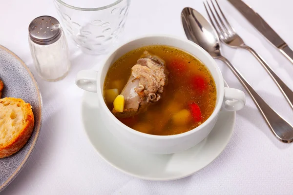 ジャガイモ ニンジン 肉汁の豚肉から作られたおいしい野菜スープ パン添え — ストック写真