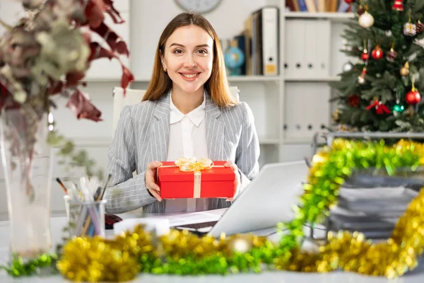 Překvapená Žena Kancelářský Pracovník Obdržel Dárek Červené Krabici Během Vánoc — Stock fotografie
