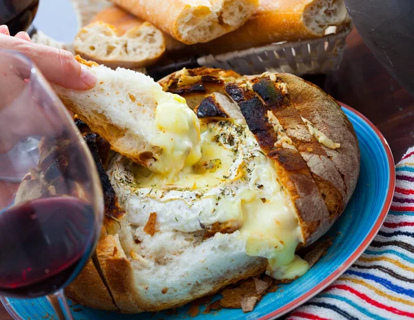 Tasty Dish French Cuisine Fresh Bread Melted Camembert Cheese — Stock Photo, Image