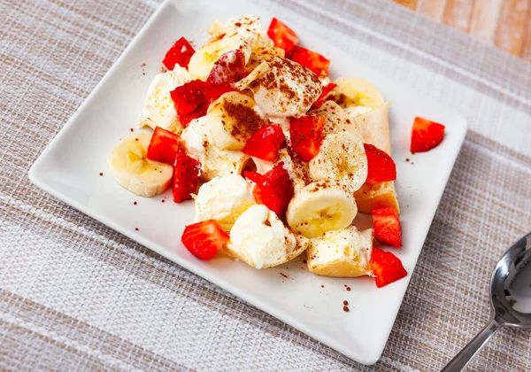 新鮮な果物 イチゴ バナナを刻んだアイスクリームは テーブルで提供されます — ストック写真