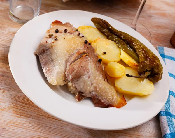 감자와 후추를 곁들인 돼지고기 스테이크 — 스톡 사진