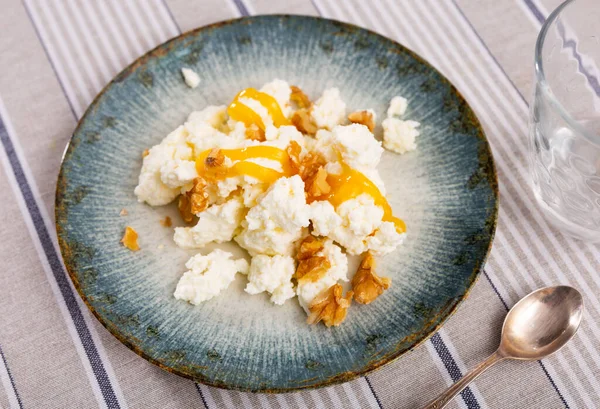 Portion Delicate Farm Cottage Cheese Honey Walnuts — Stockfoto